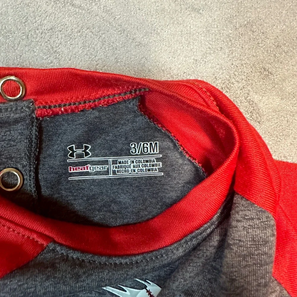 Under Armour Baby Bodysuit Baseball Graphic HeatGear Gray‎ Red 3/6M